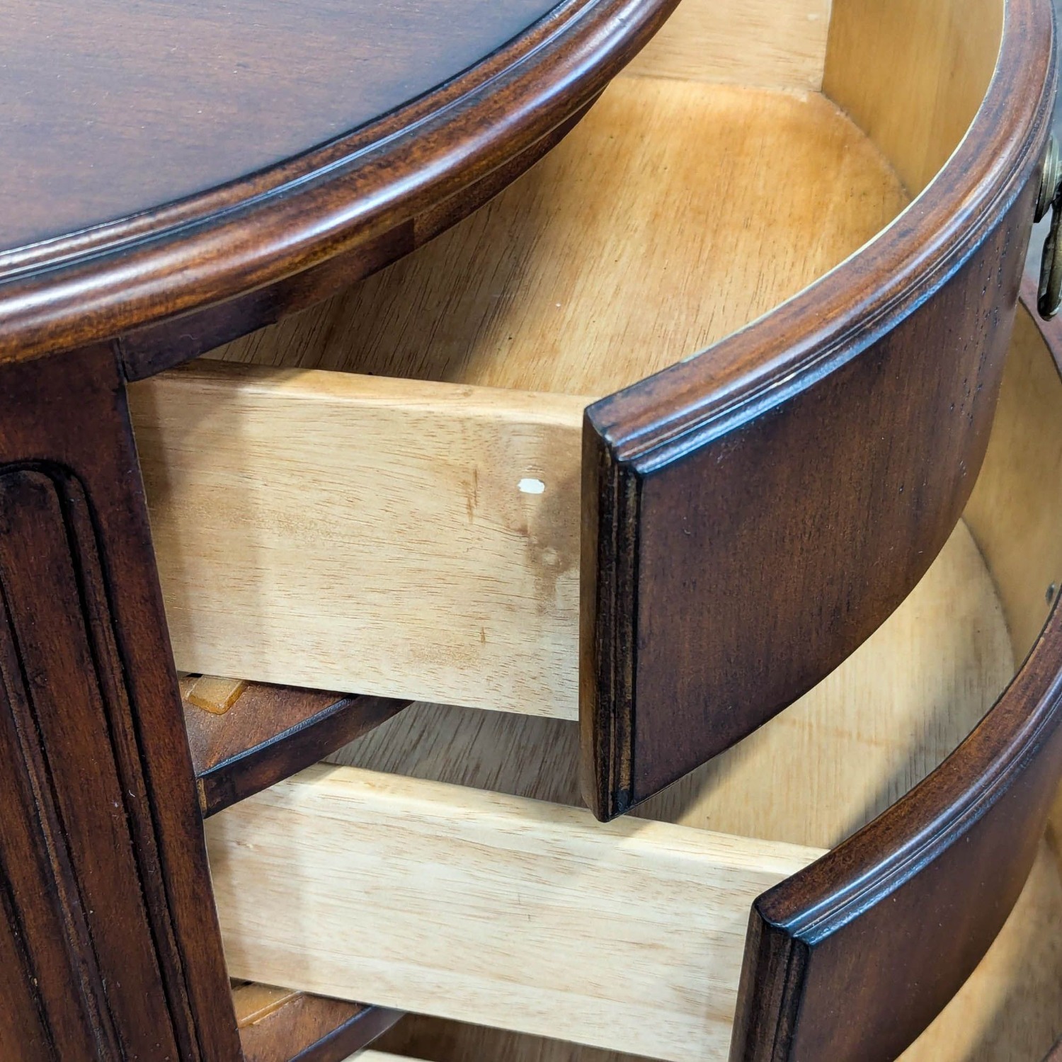 Hekman Oval Drum Table - image-4