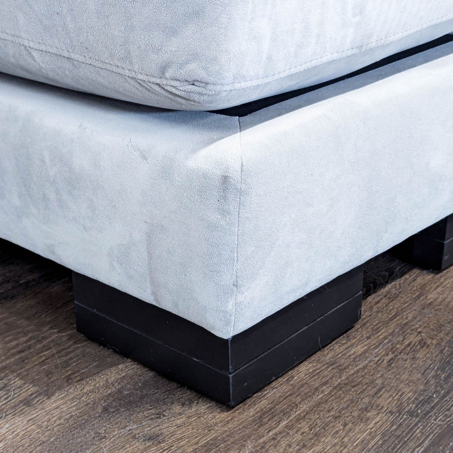 Living Spaces Gray Sectional Sofa with Chaise - image-7