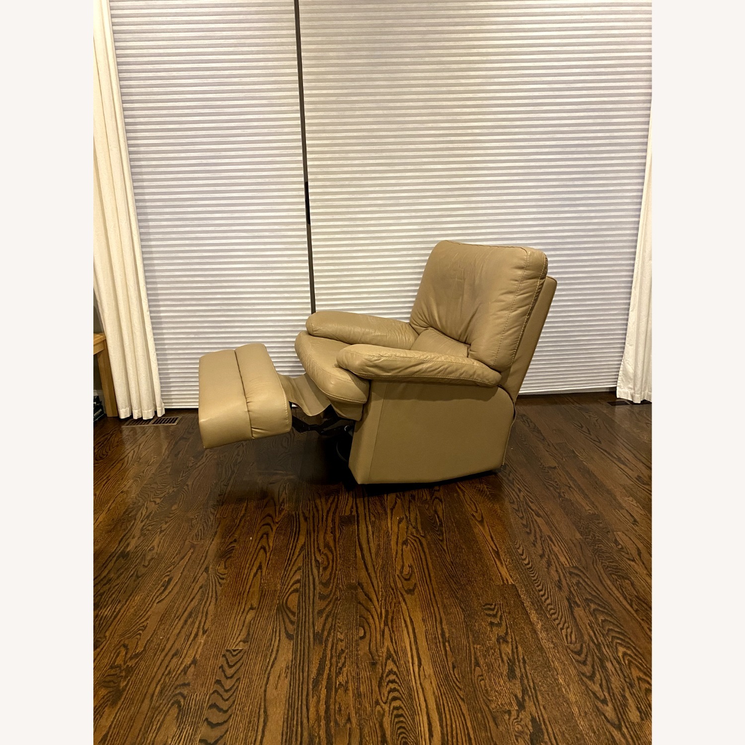 Comfortable Natuzzi Leather Swivel Recliner - image-4