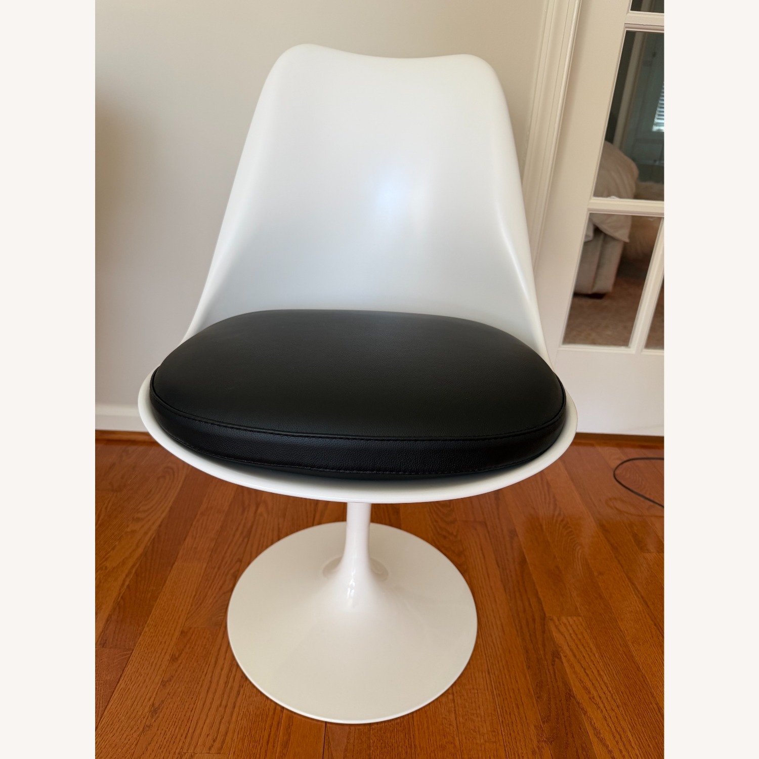 Authentic Knoll Tulip Chairs 6 Black Leather - image-4