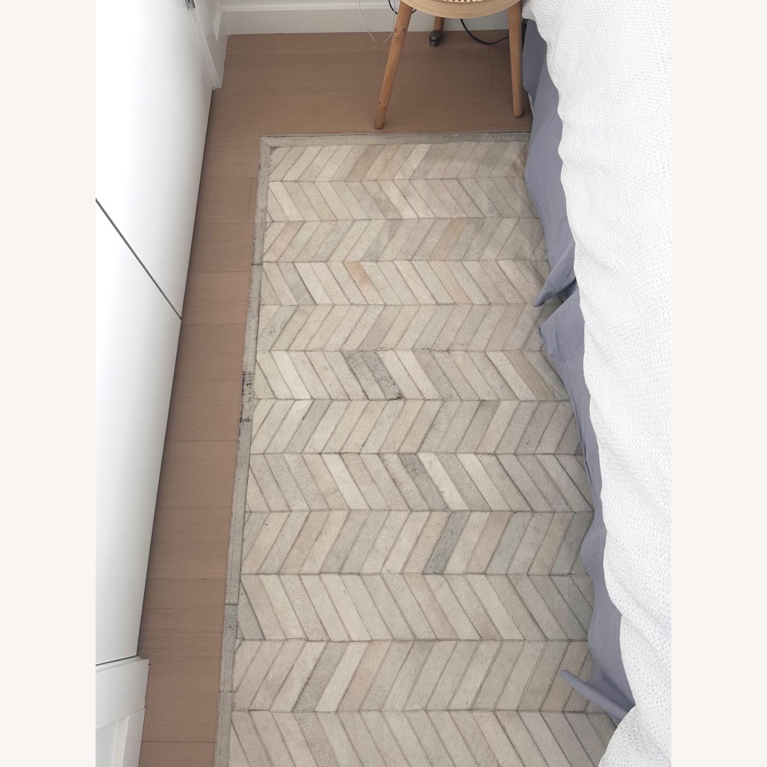 Cowhide Chevron Light Gray Rug 6' x 9' - image-3