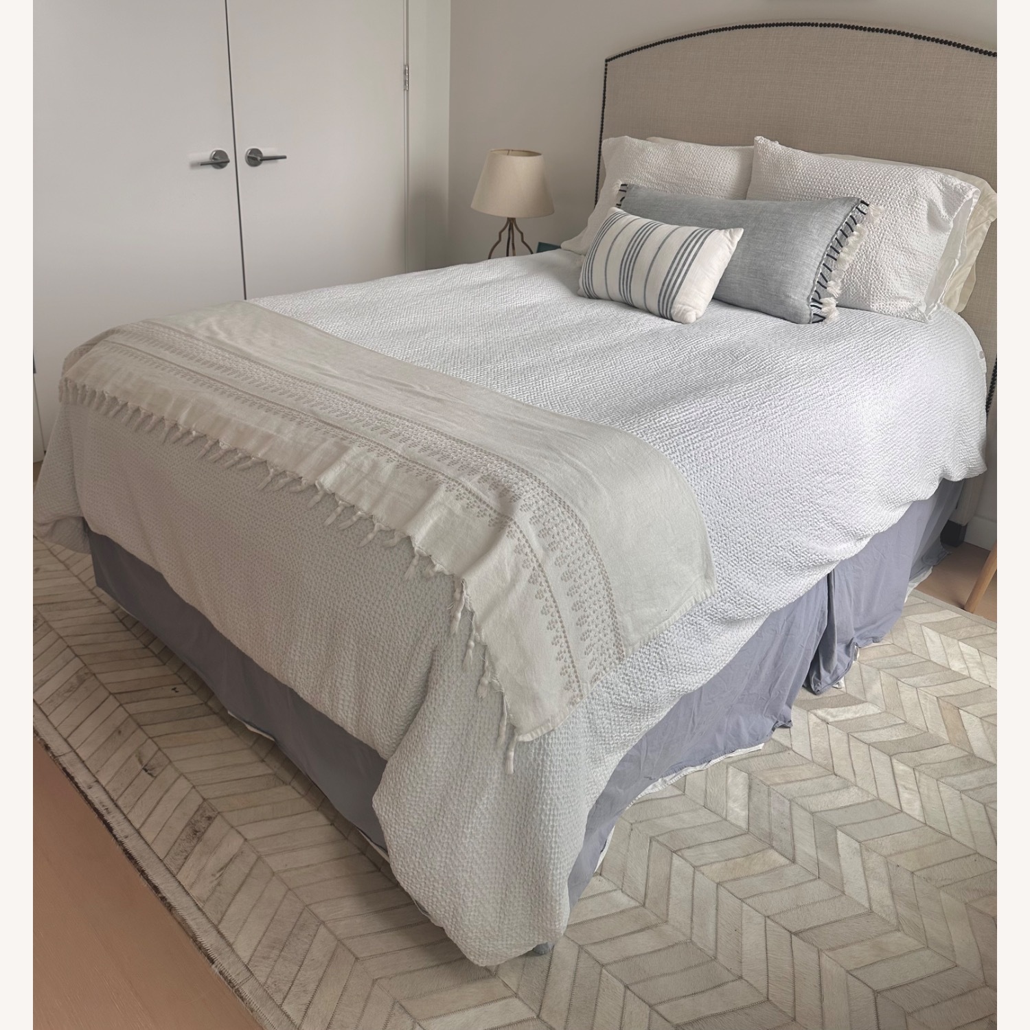 Cowhide Chevron Light Gray Rug 6' x 9' - image-6