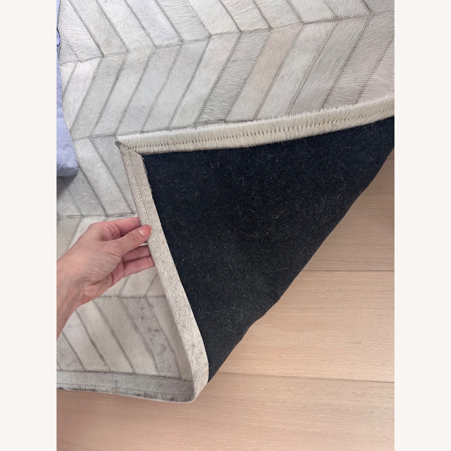 Cowhide Chevron Light Gray Rug 6' x 9' - image-4