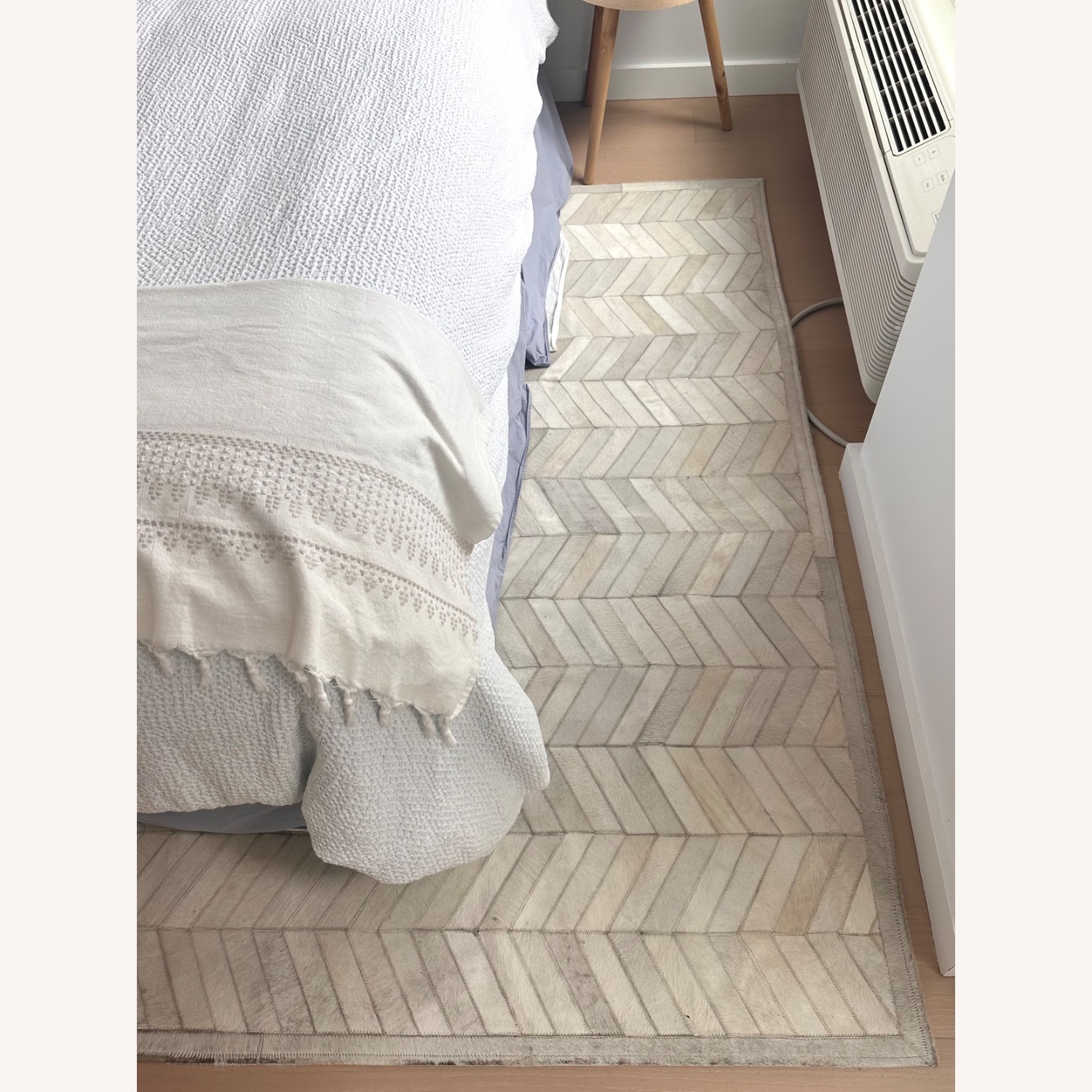 Cowhide Chevron Light Gray Rug 6' x 9' - image-5