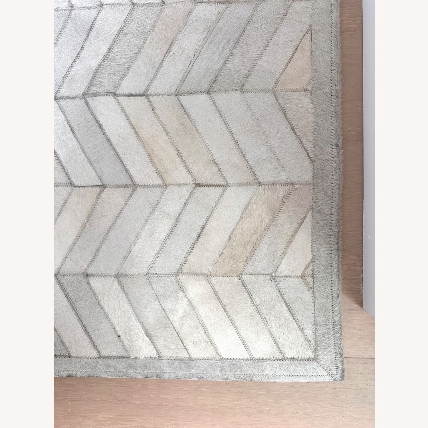 Cowhide Chevron Light Gray Rug 6' x 9' - image-2