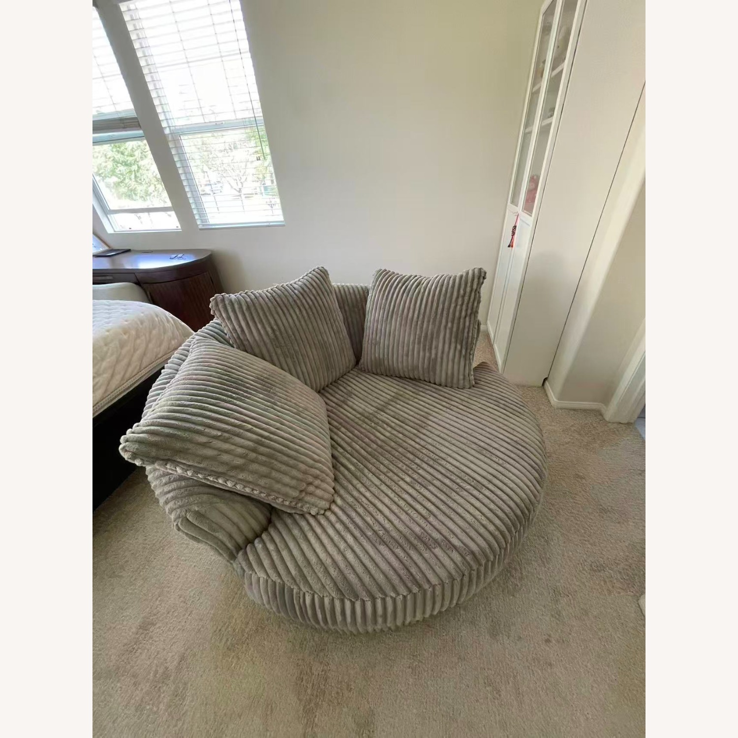 Ashley Lindyn Oversized Swivel Accent Chair - image-2