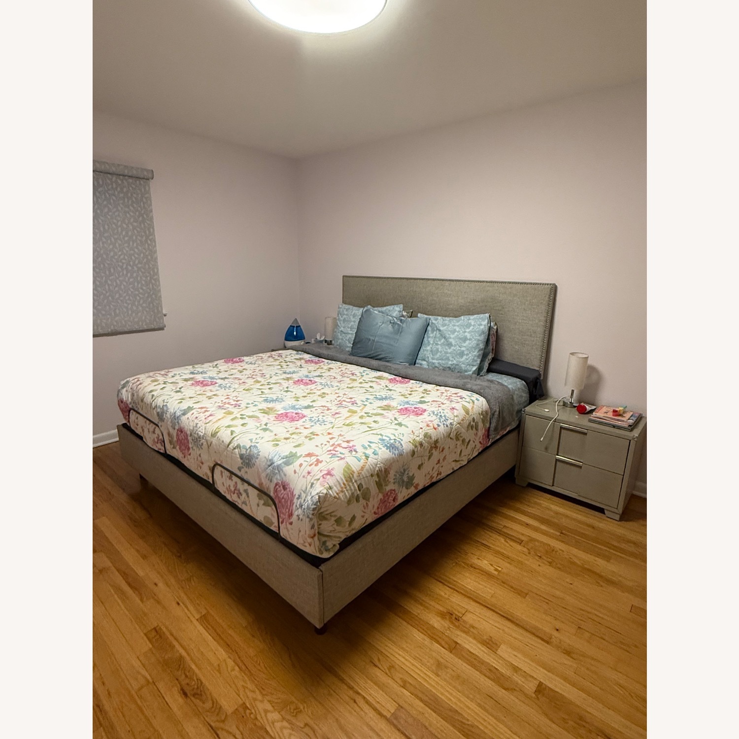 Raymour & Flanigan Light Gray Fabric King Bed - image-2