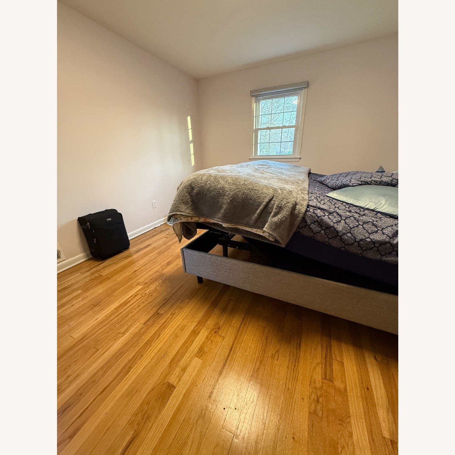 Raymour & Flanigan Light Gray Fabric King Bed - image-5