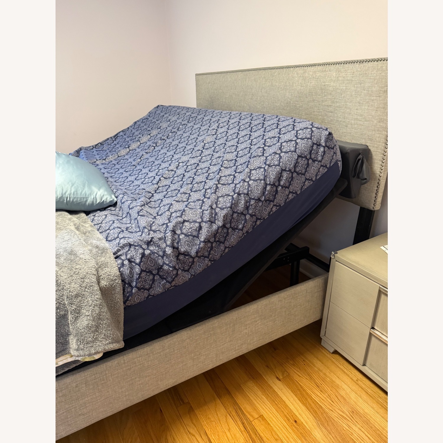 Raymour & Flanigan Light Gray Fabric King Bed - image-4