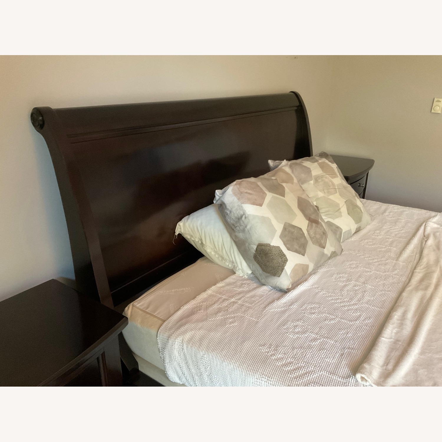 Vaughan Bassett Dark Brown Wood King Bed - image-3