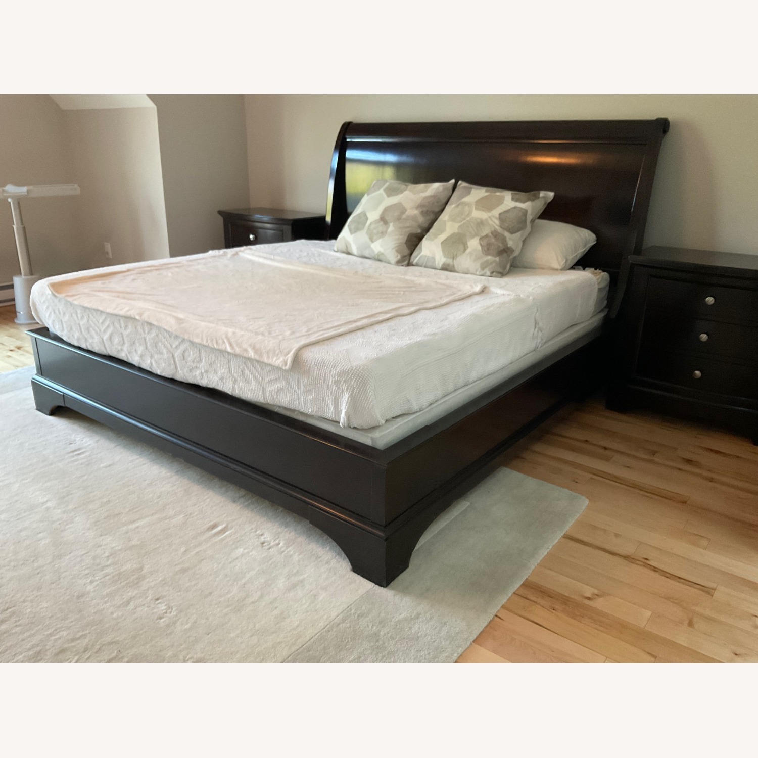 Vaughan Bassett Dark Brown Wood King Bed - image-2