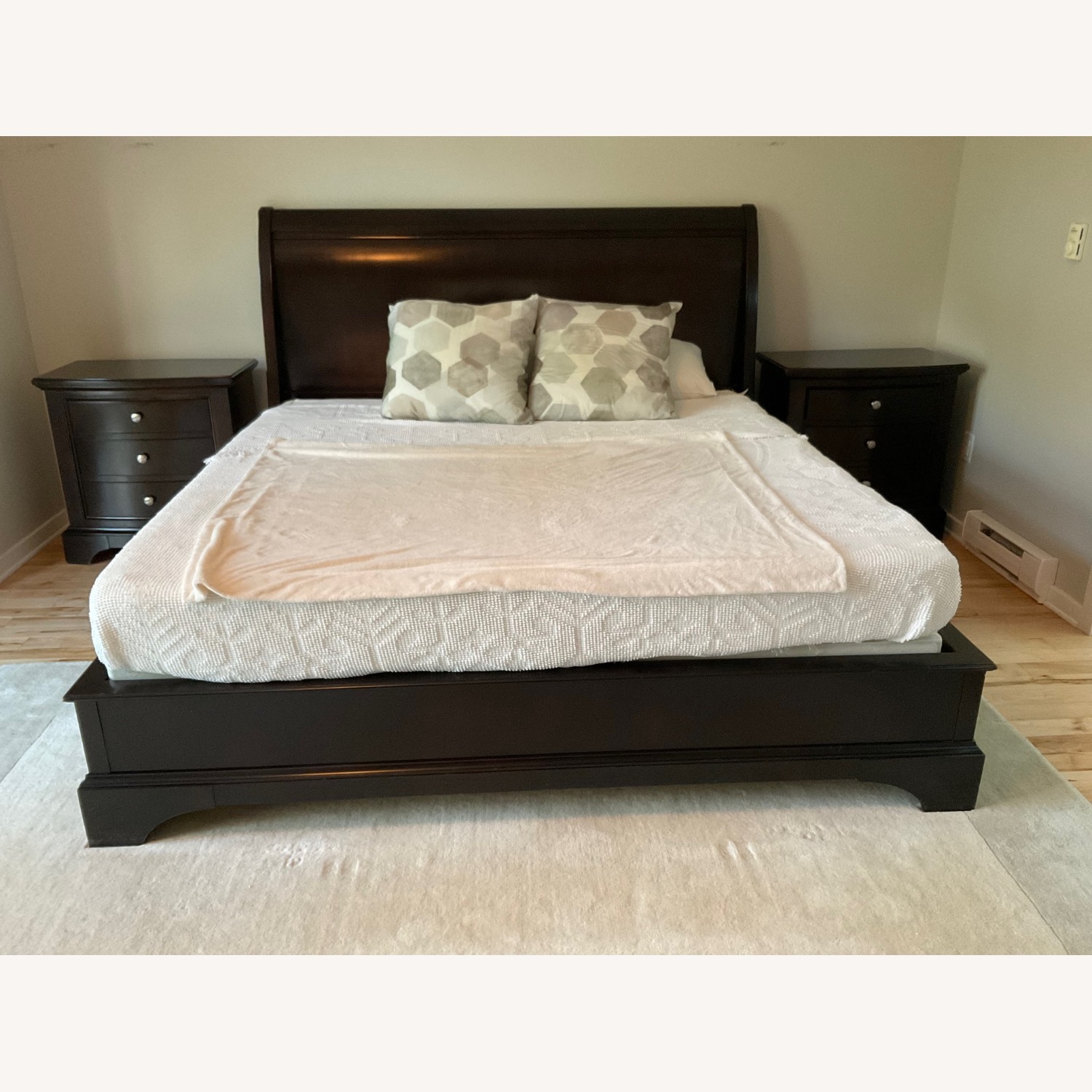 Vaughan Bassett Dark Brown Wood King Bed - image-1