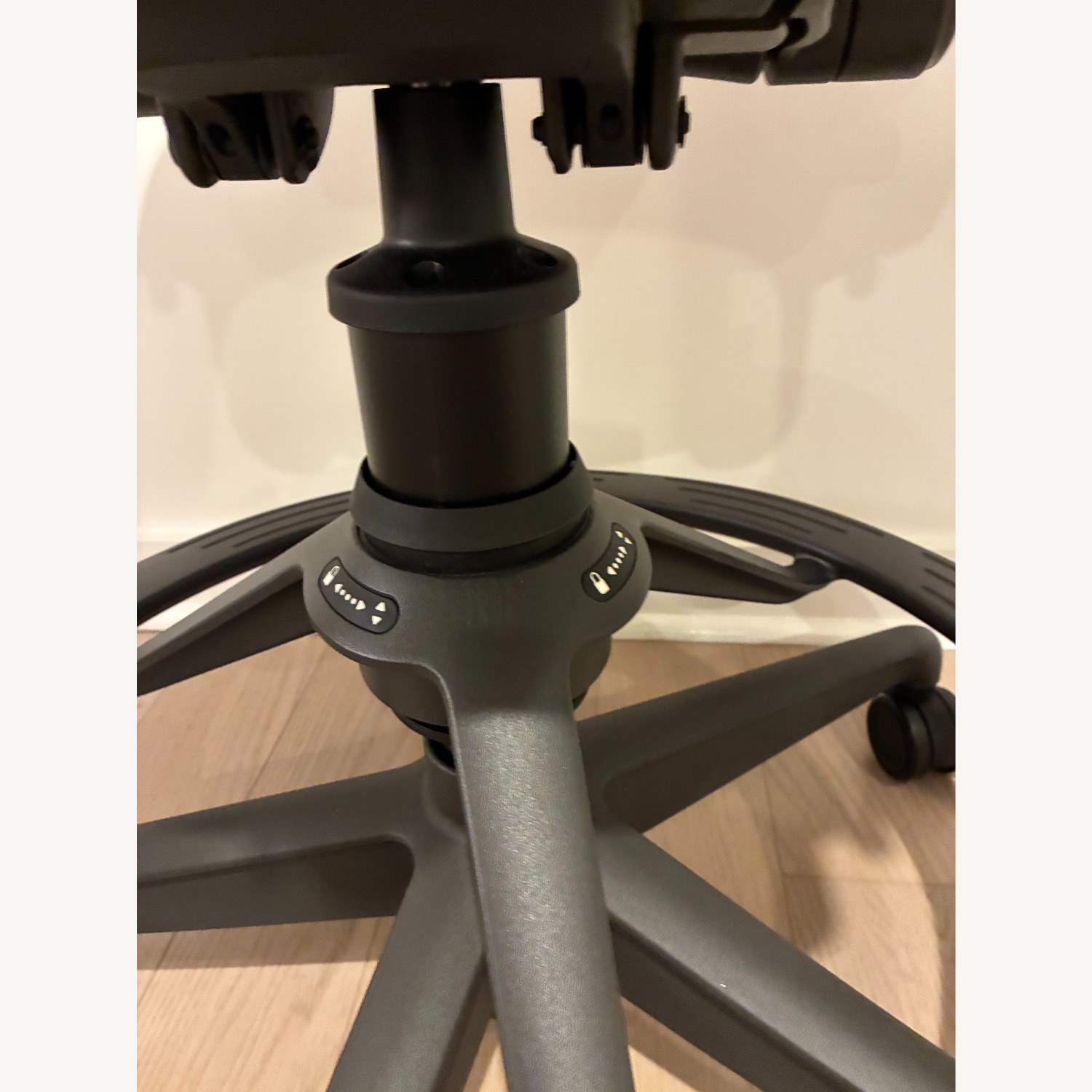 Herman Miller Aeron Stool - image-4