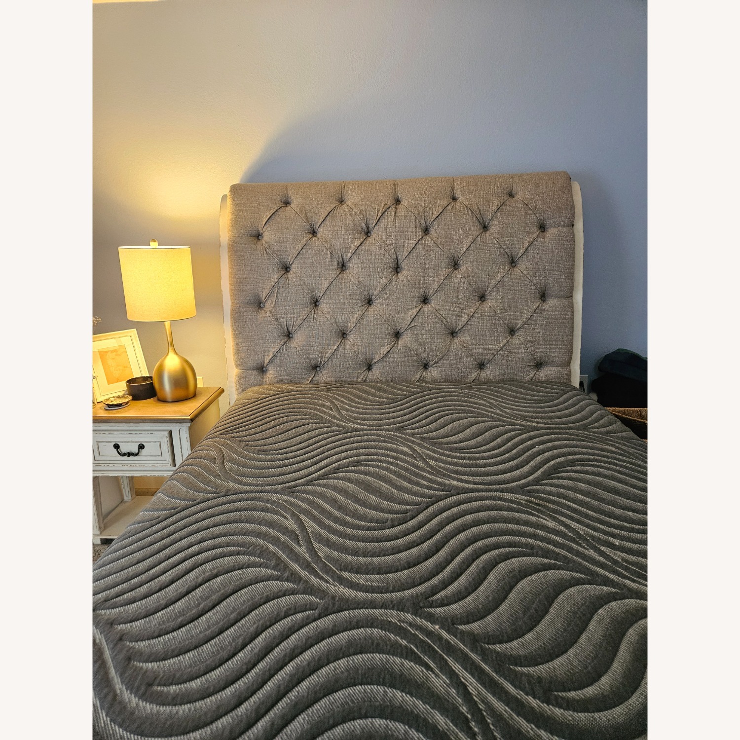 Ashley Realyn Queen Upholstered Sleigh Bed - image-5