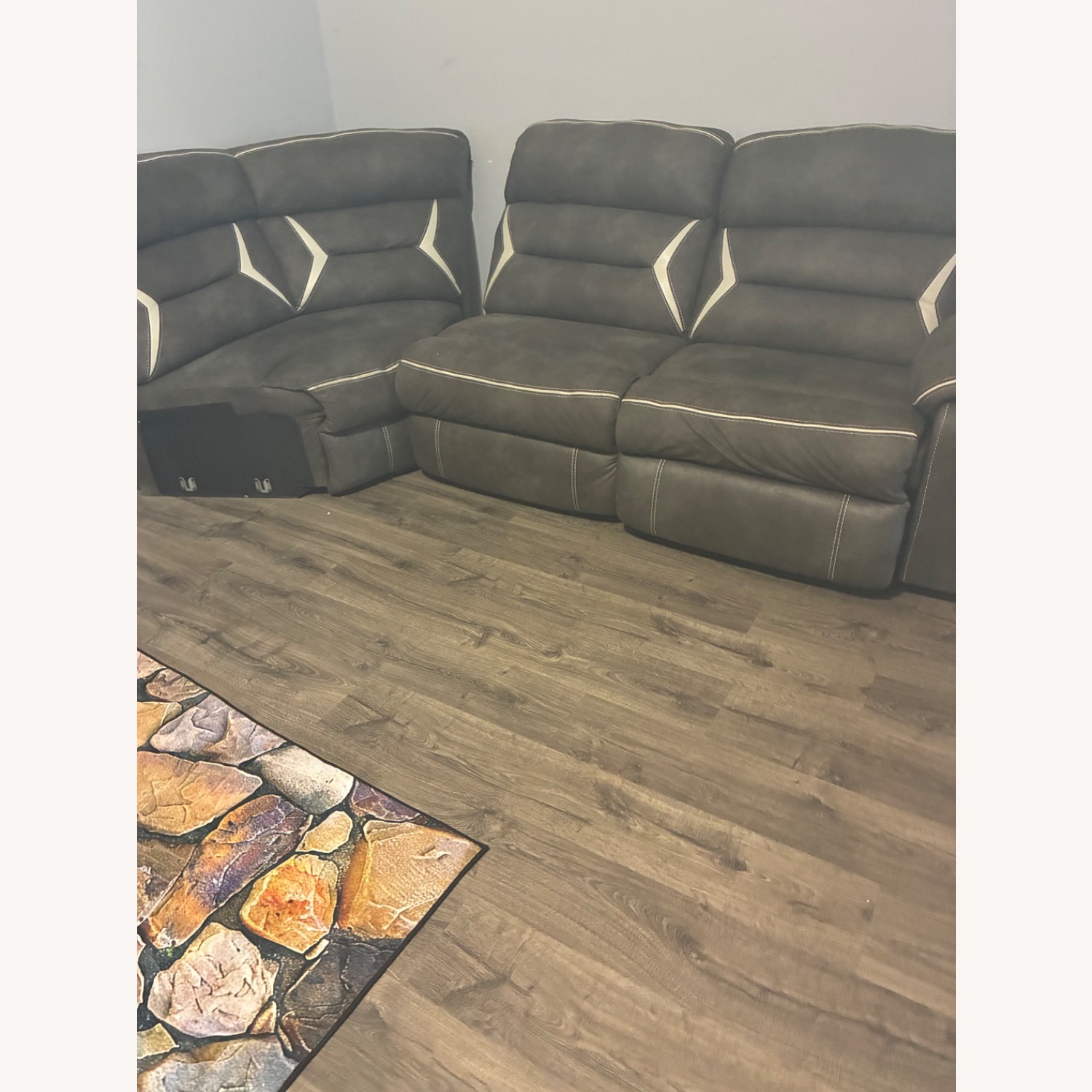 Vintage/Antique Light Gray 3+ Piece Sectional - image-1