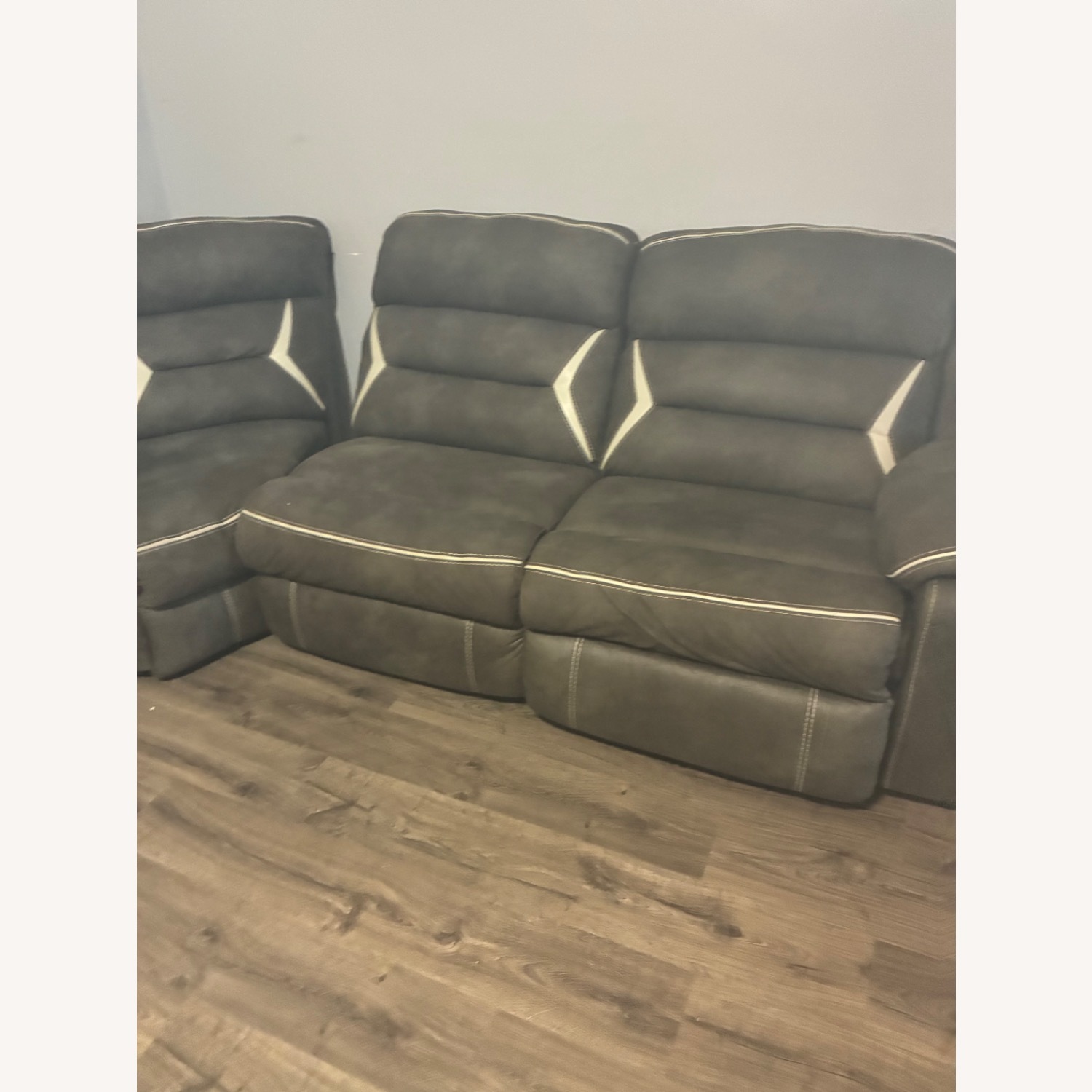 Vintage/Antique Light Gray 3+ Piece Sectional - image-2