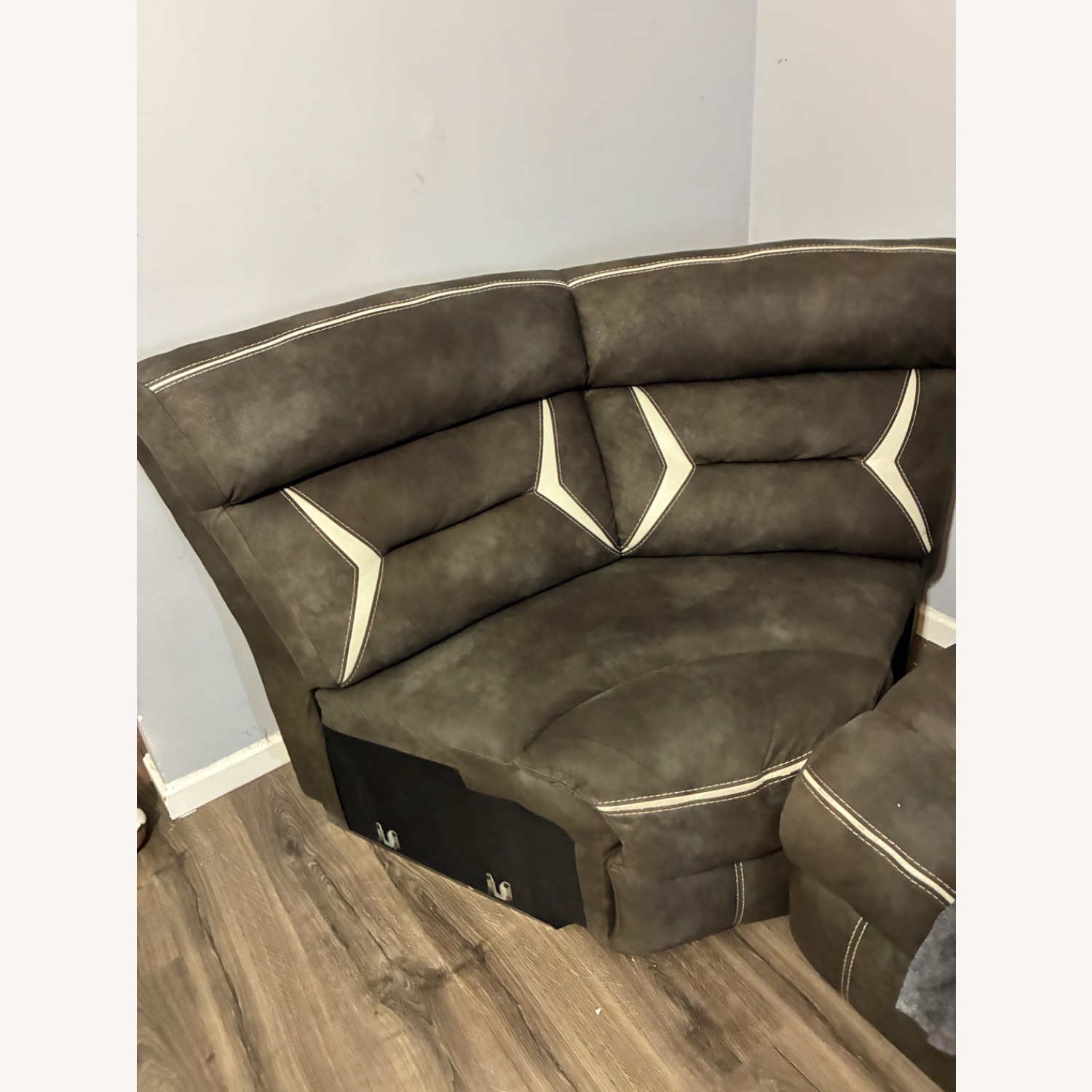 Vintage/Antique Light Gray 3+ Piece Sectional - image-3