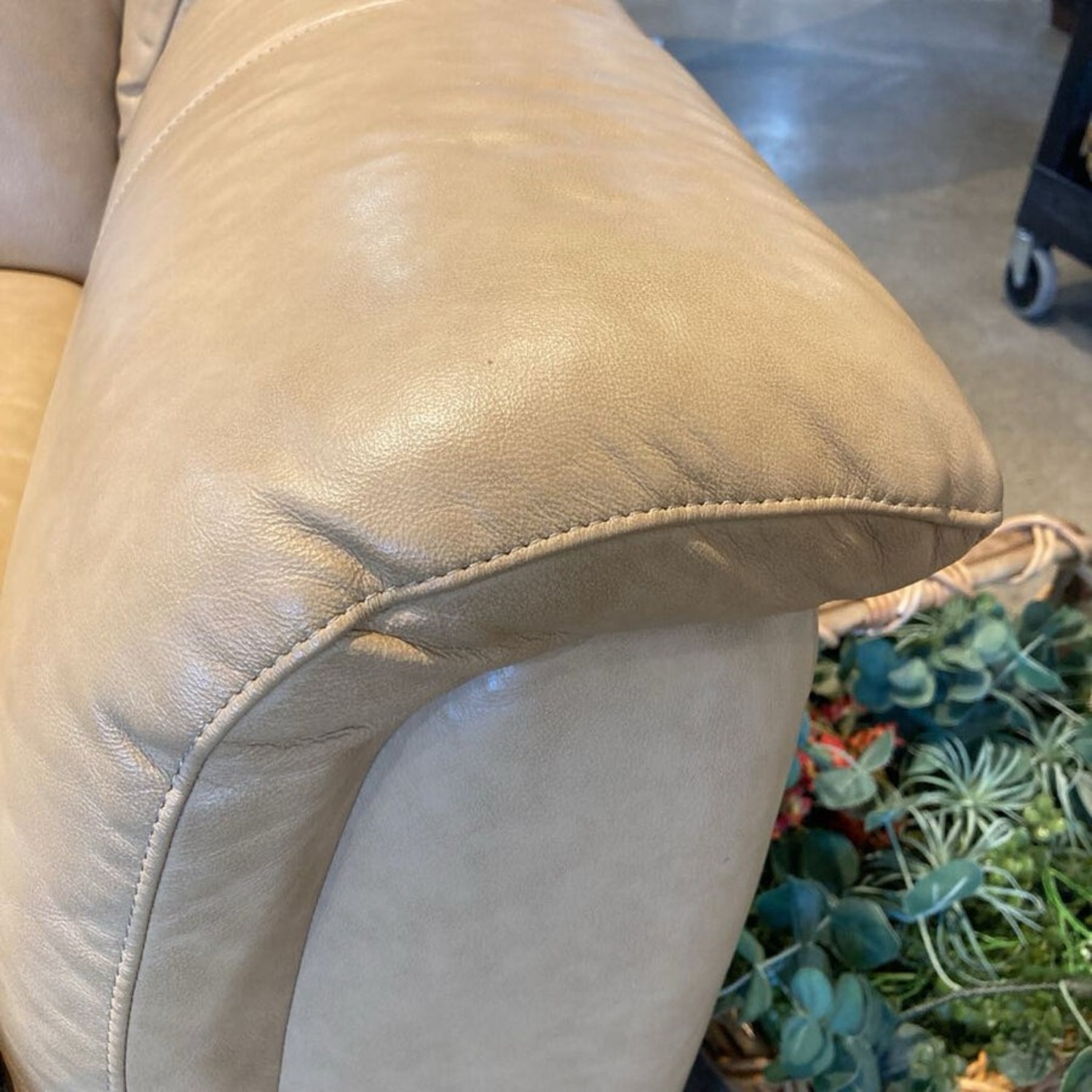 La-Z-Boy Leather 2-Seat Buttercream Loveseat - image-5