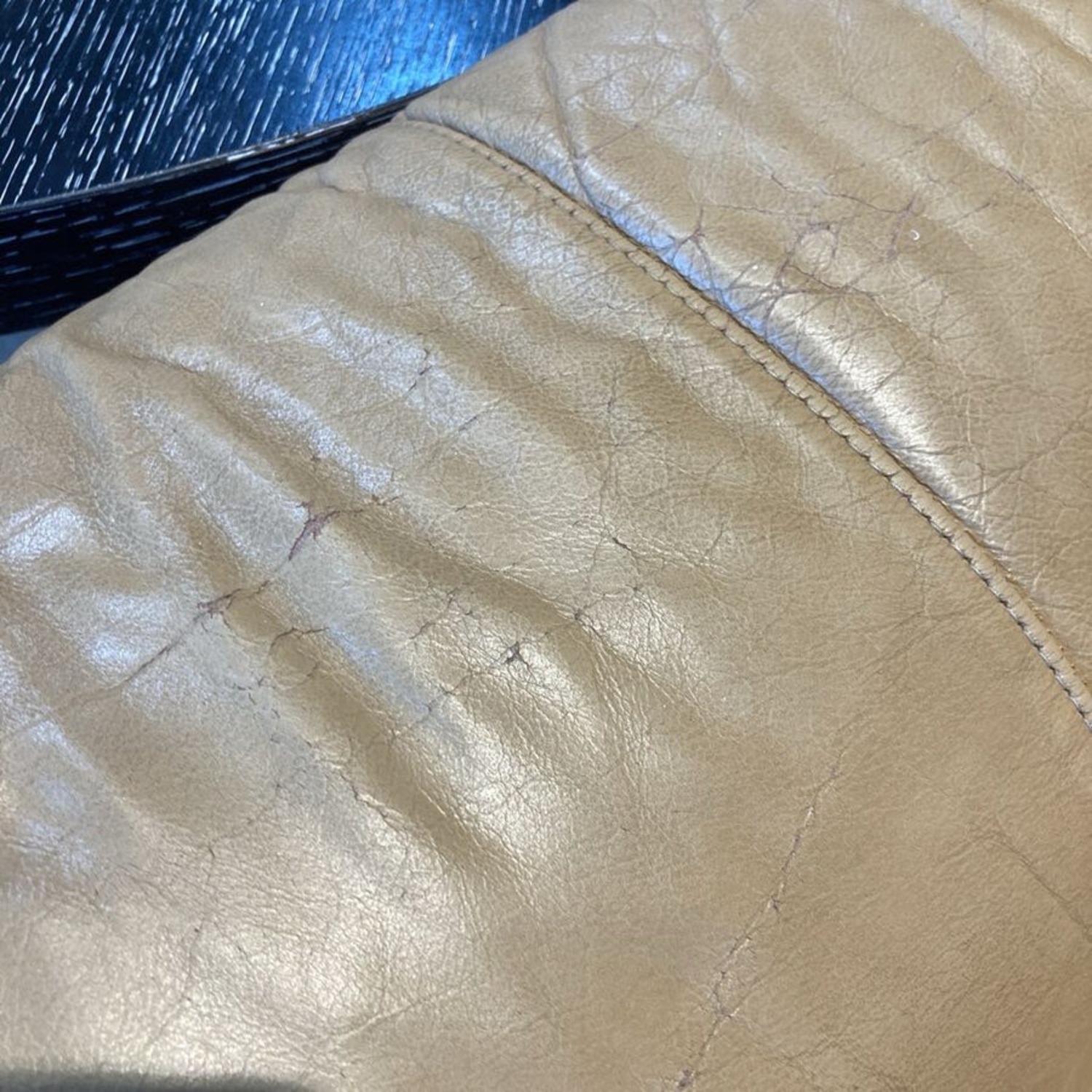 La-Z-Boy Leather 2-Seat Buttercream Loveseat - image-9