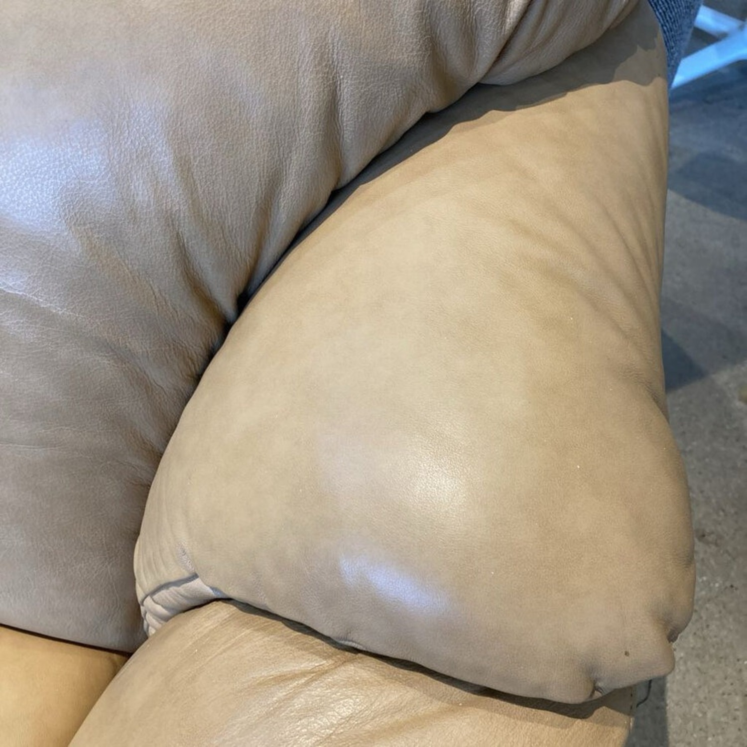 La-Z-Boy Leather 2-Seat Buttercream Loveseat - image-6