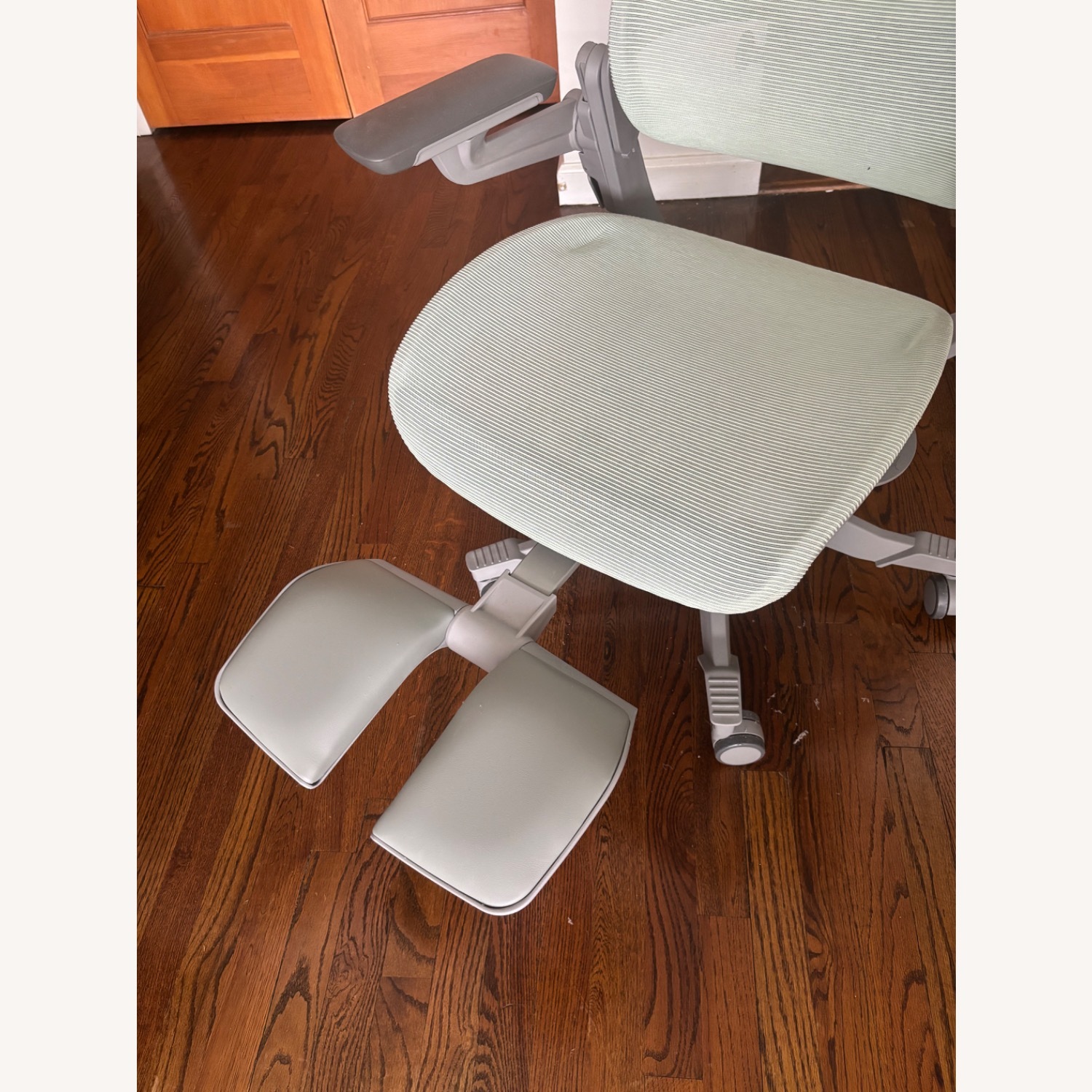 Hinomi H1 Pro V2 Ergonomic Office Chair with Footrest - image-3