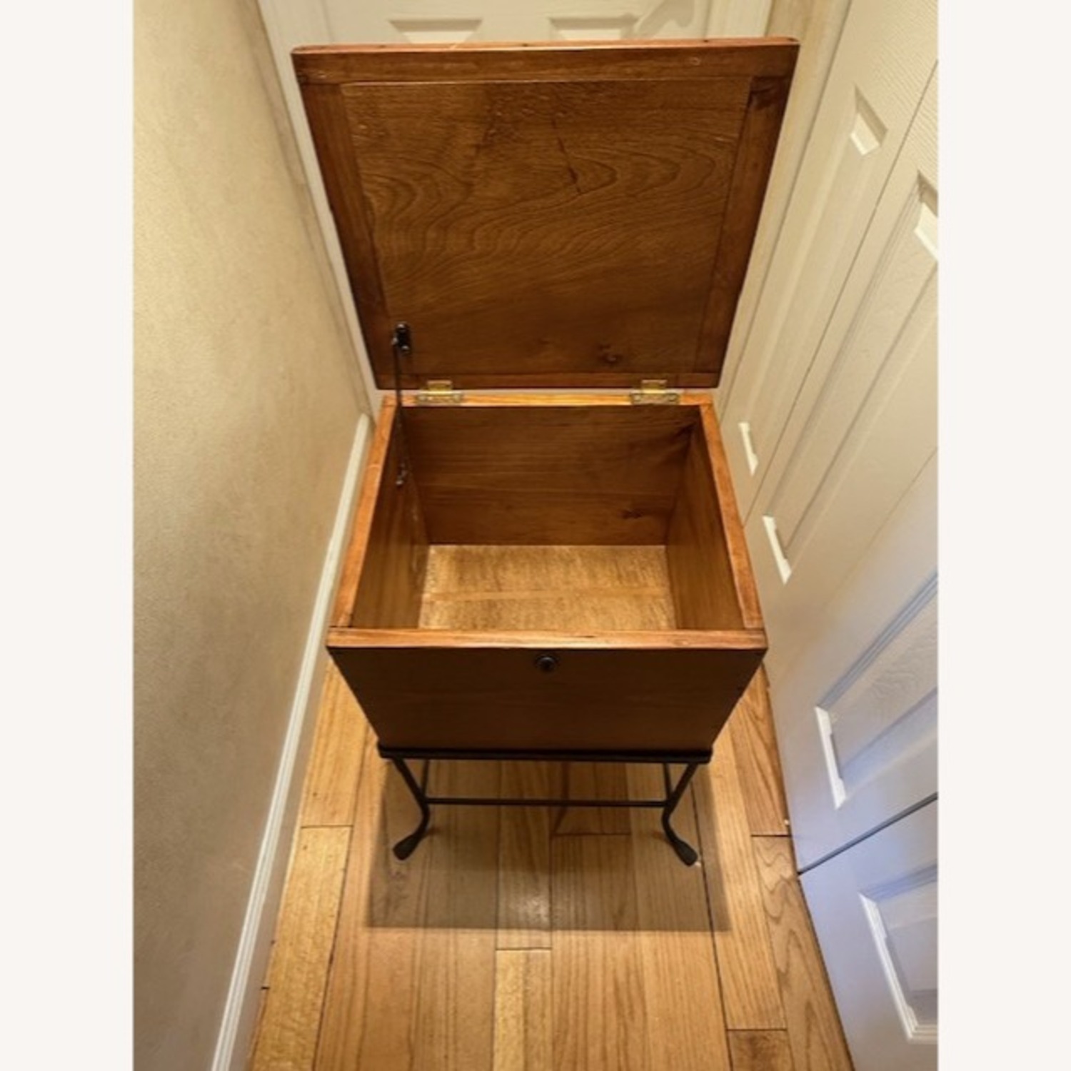 Vintage/Antique Dark Brown Wood Décor - image-3