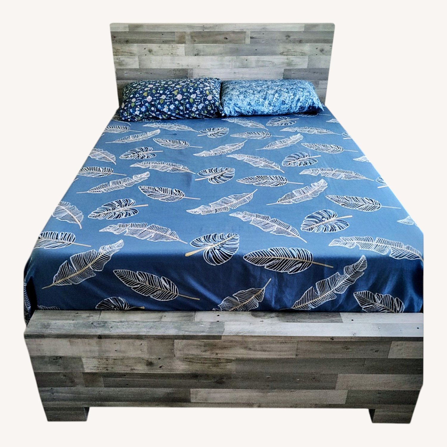 Ashley Queen Bed - image-0