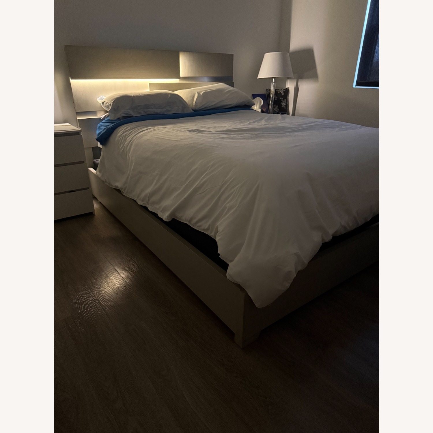 Alara Modern Queen Grey LED Platform Bed - image-4