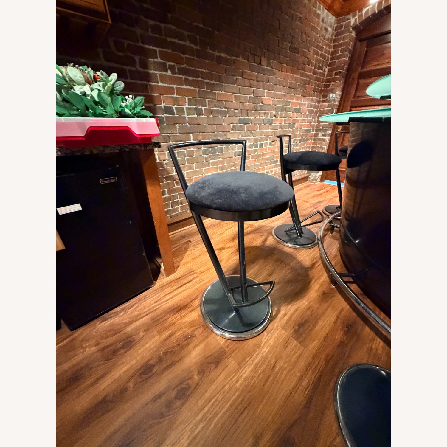 Modern Curved Glass Bar + 5 Swivel Stools - image-6