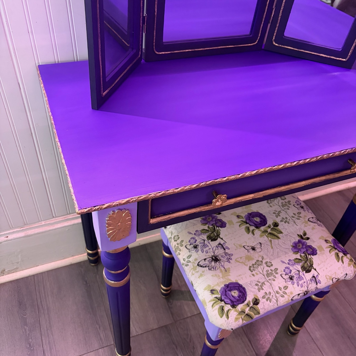 Vanity Table W Mirror & Ottoman - image-2