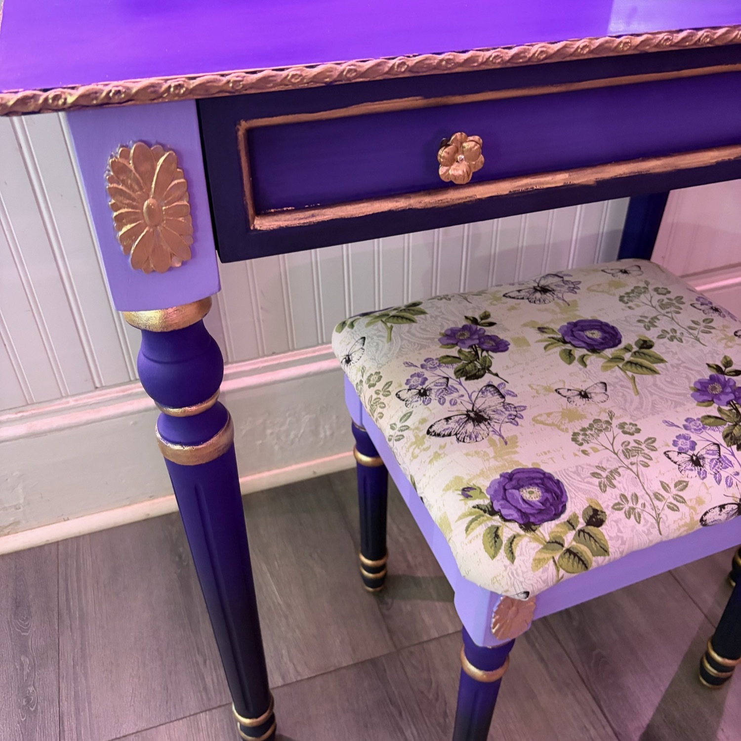 Vanity Table W Mirror & Ottoman - image-6