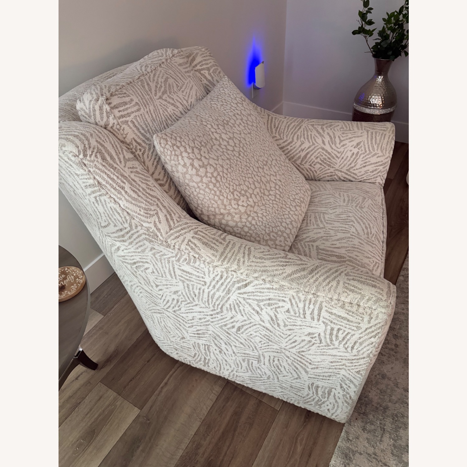 Vanguard Nicholas Barrel Back Chair - image-7