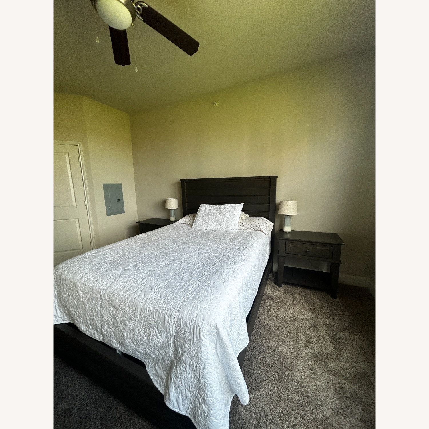 Rooms To Go Darby Brook Queen Bed - image-3