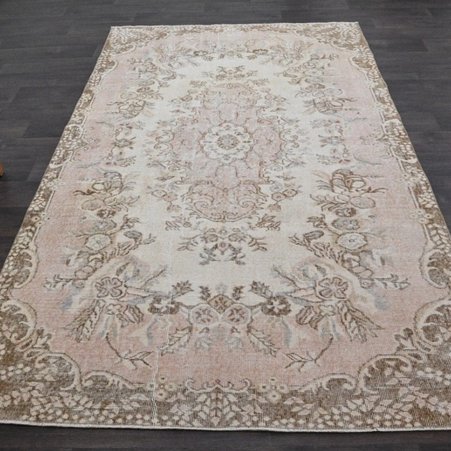 Vintage/Antique Area Rug 5.5' x 8.8' - image-1