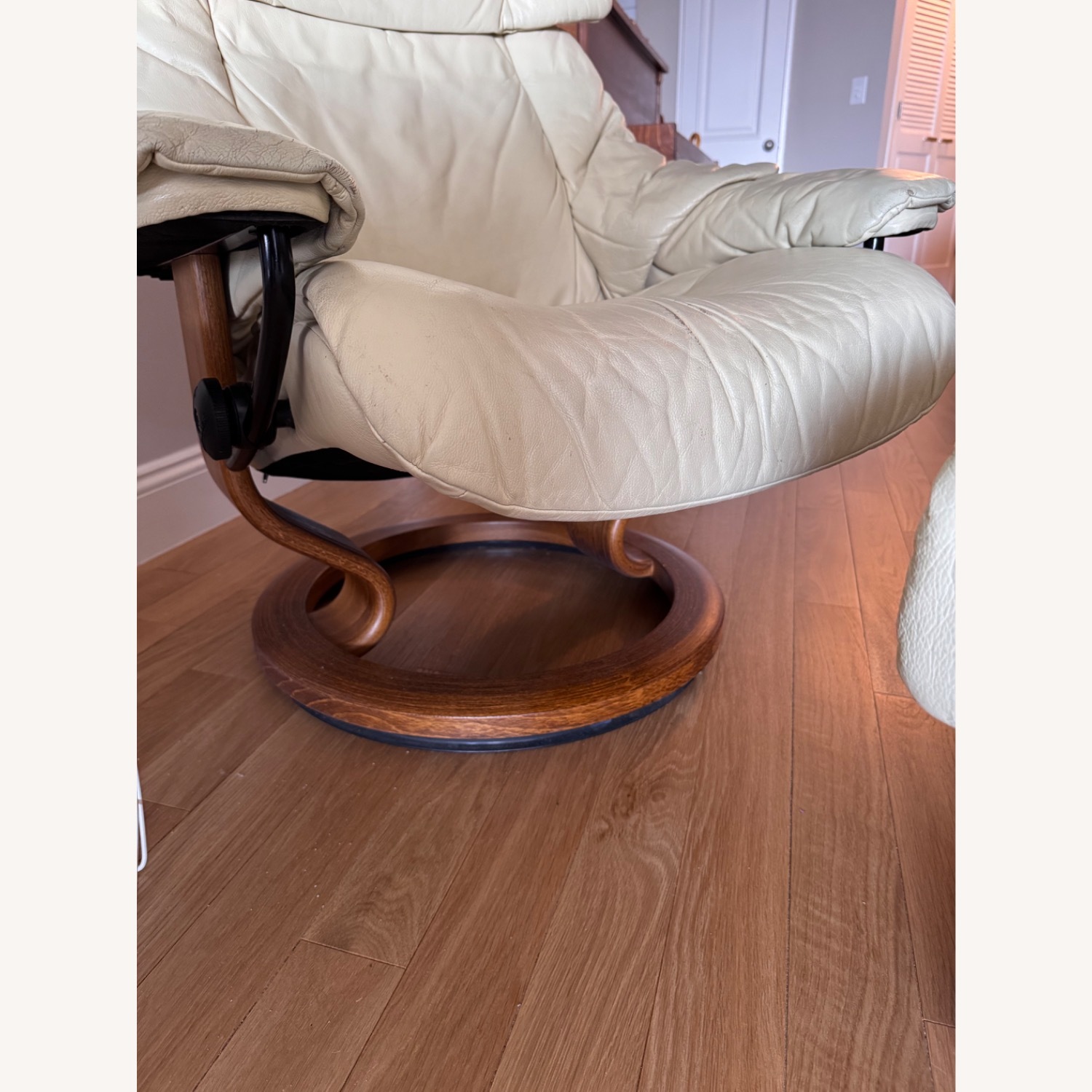 Ekornes Reno White Leather Recliner - image-7