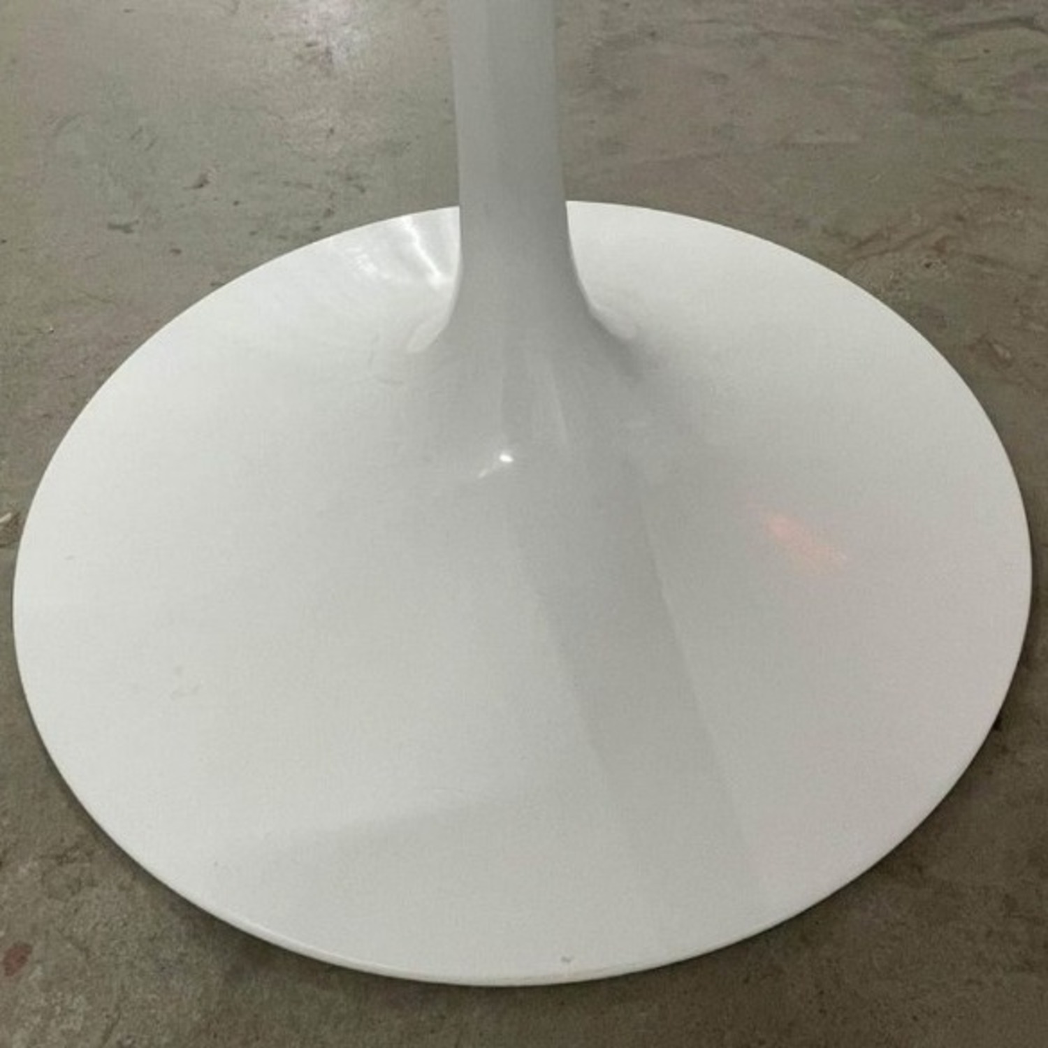 Knoll Saarinen Round Dining Table 47" White - image-2