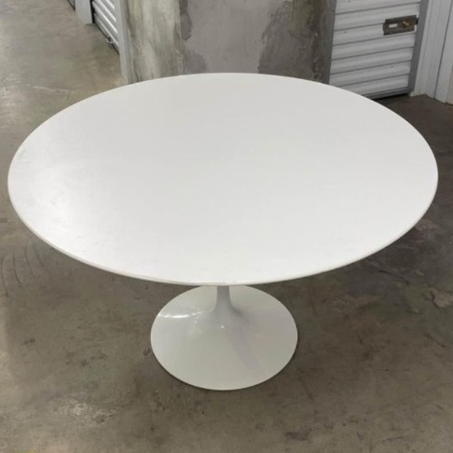 Knoll Saarinen Round Dining Table 47" White - image-1