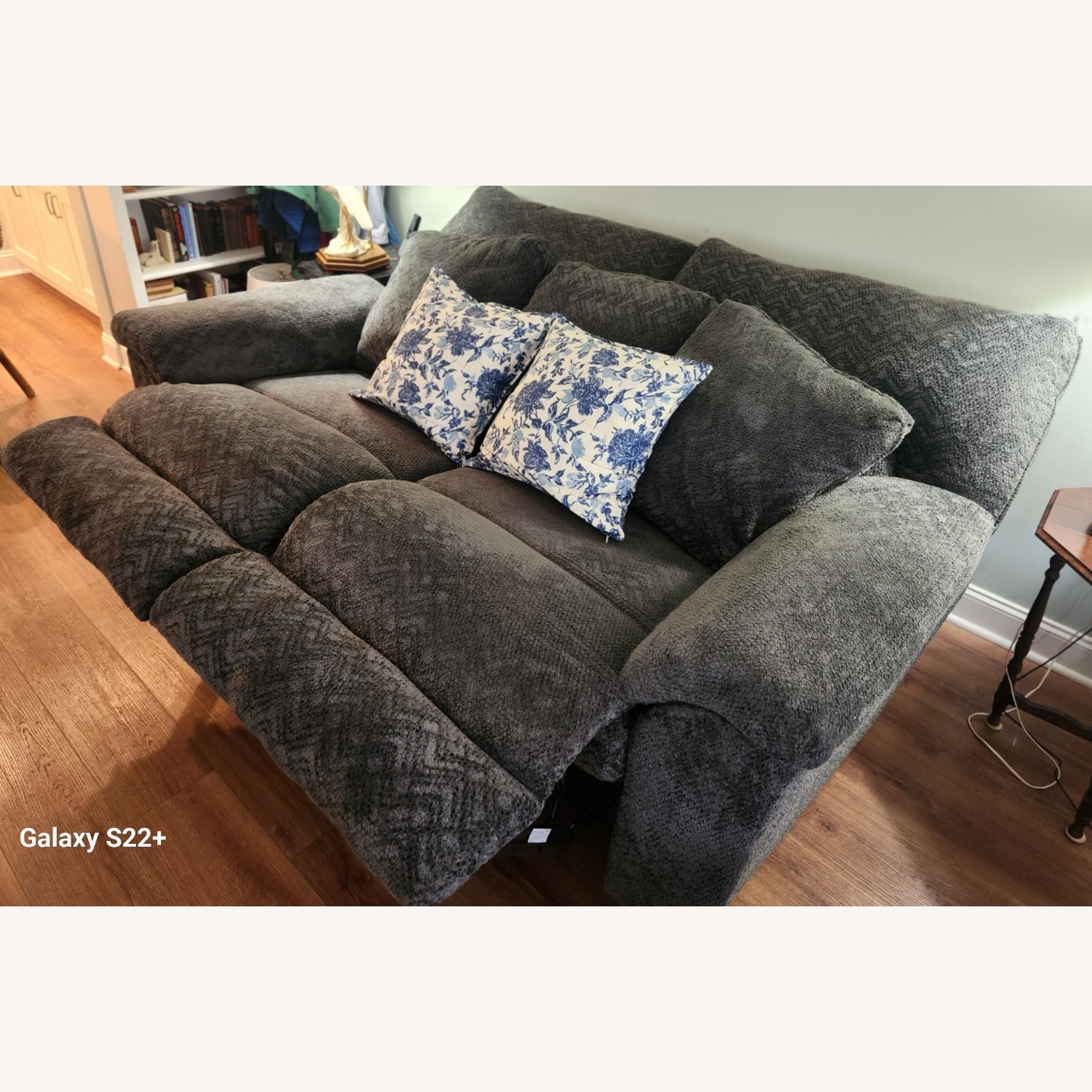 Loveseat with Dual Recliner Motion - image-5