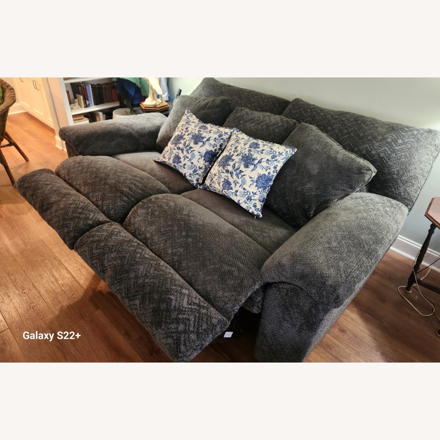 Loveseat with Dual Recliner Motion - image-2
