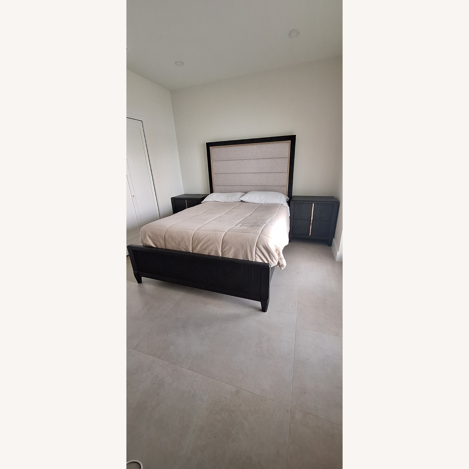 Pulaski Furniture Upholstered Queen Bed   - image-5