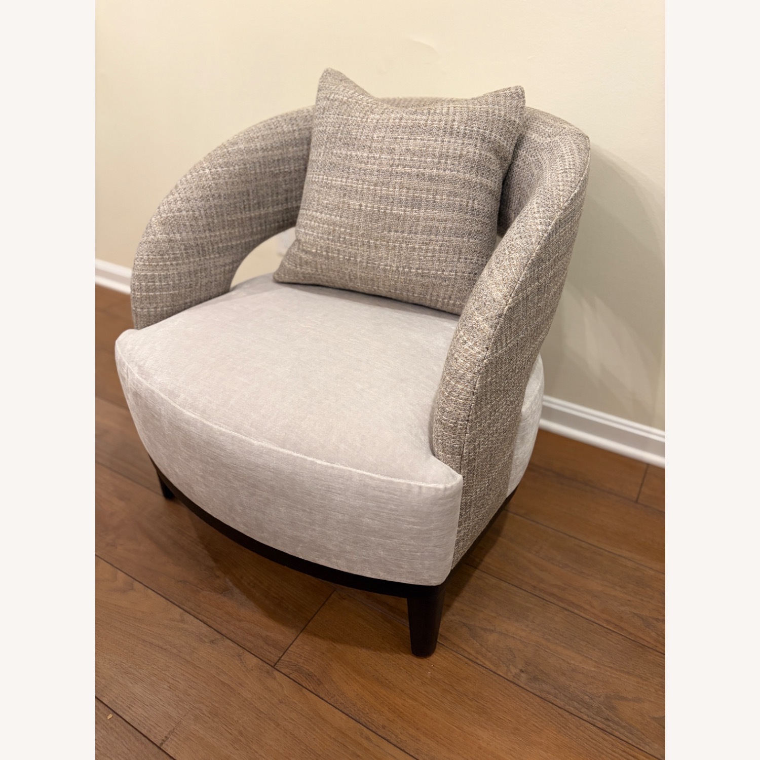 Adriana Hoyos Bolero 300 Armchair - image-5