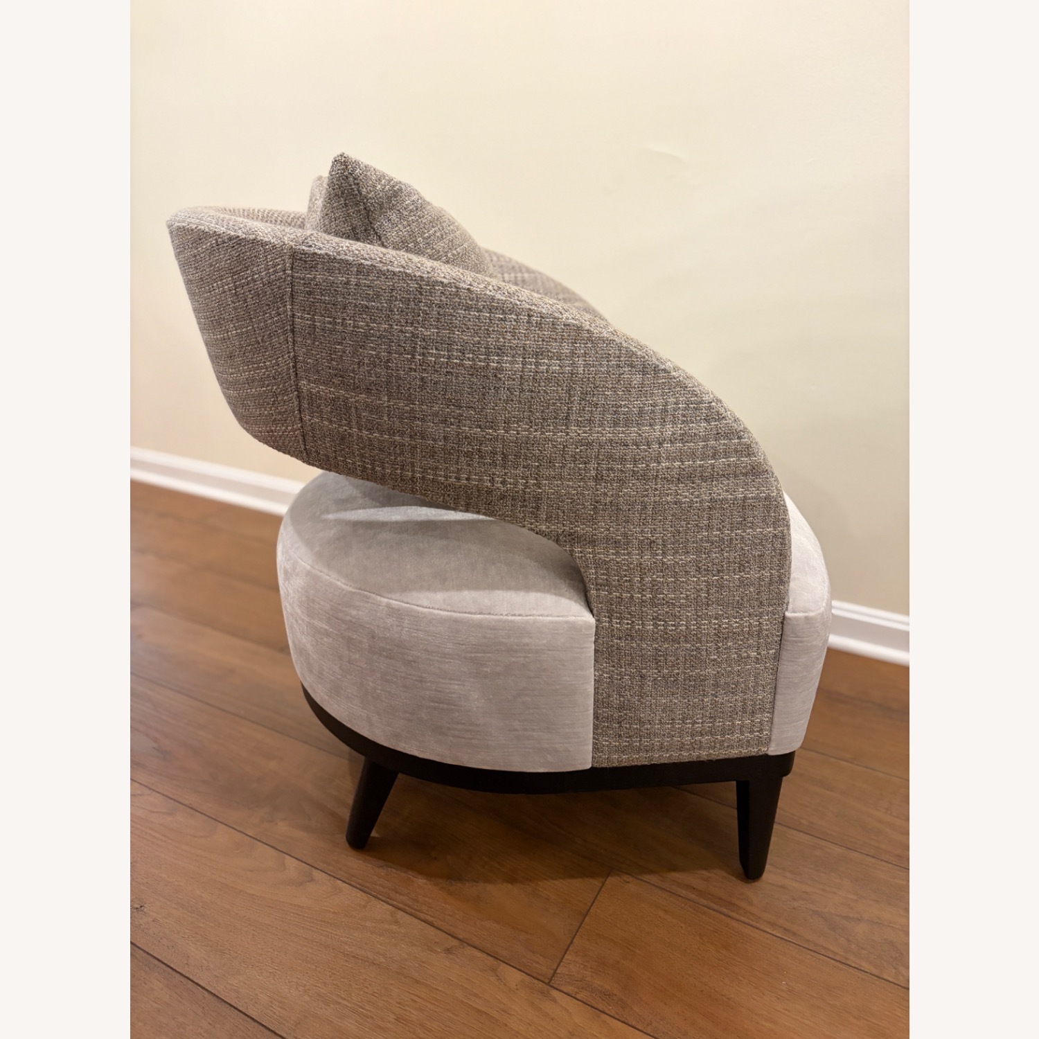 Adriana Hoyos Bolero 300 Armchair - image-8