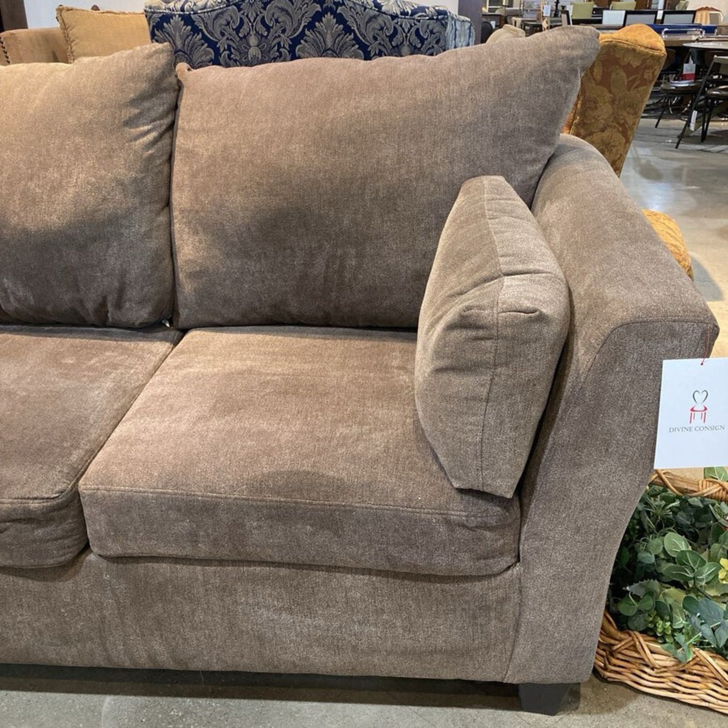 Minhas 2-Piece Sectional Brown - image-4