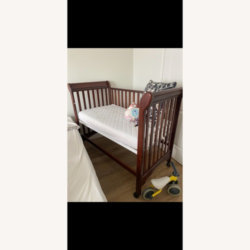 Used Baby/toddler crib with one height adjustable arm for sale on AptDeco