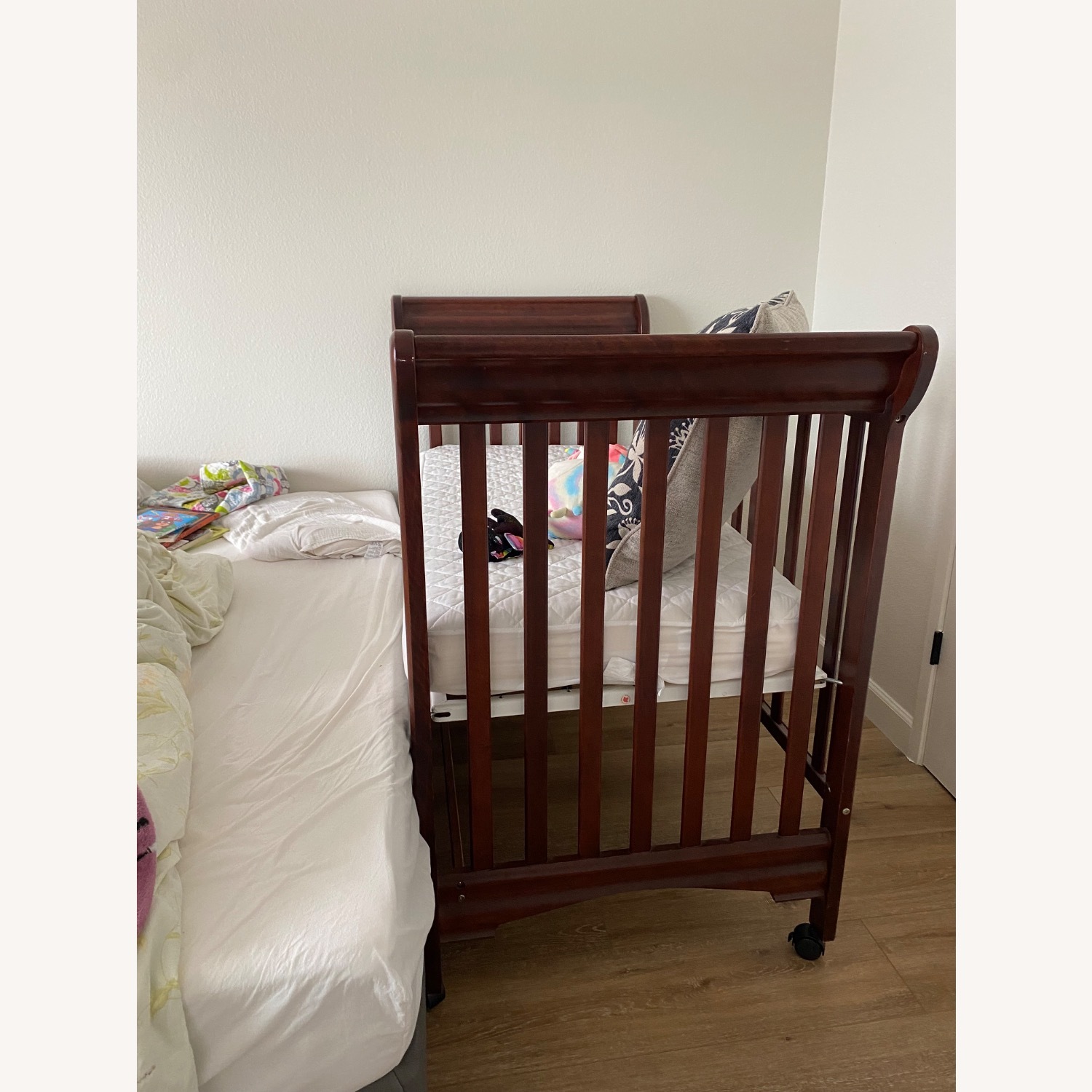 Baby/toddler crib with one height adjustable arm - image-3