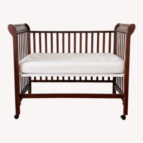 Used Baby/toddler crib with one height adjustable arm for sale on AptDeco