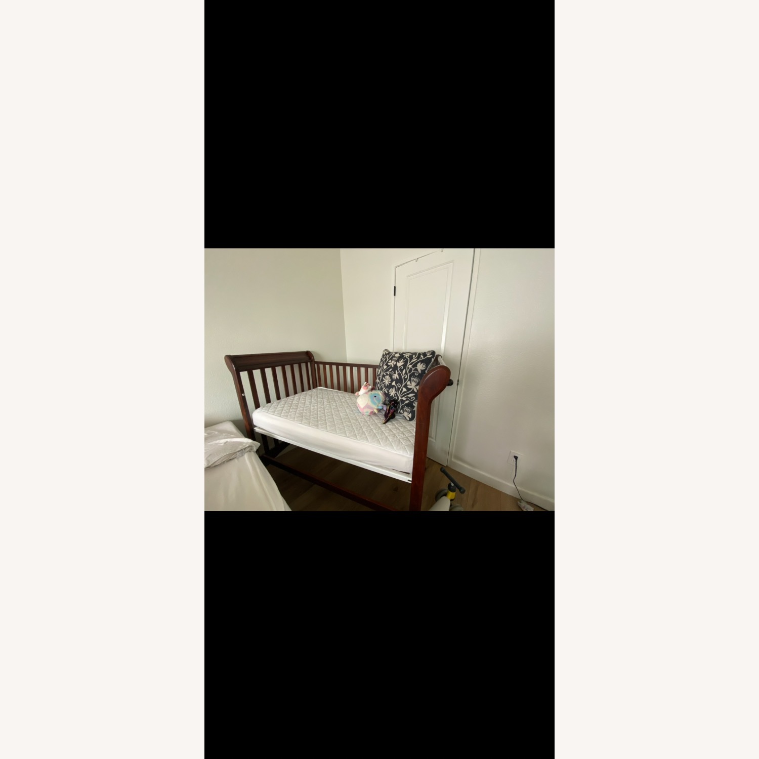 Baby/toddler crib with one height adjustable arm - image-2