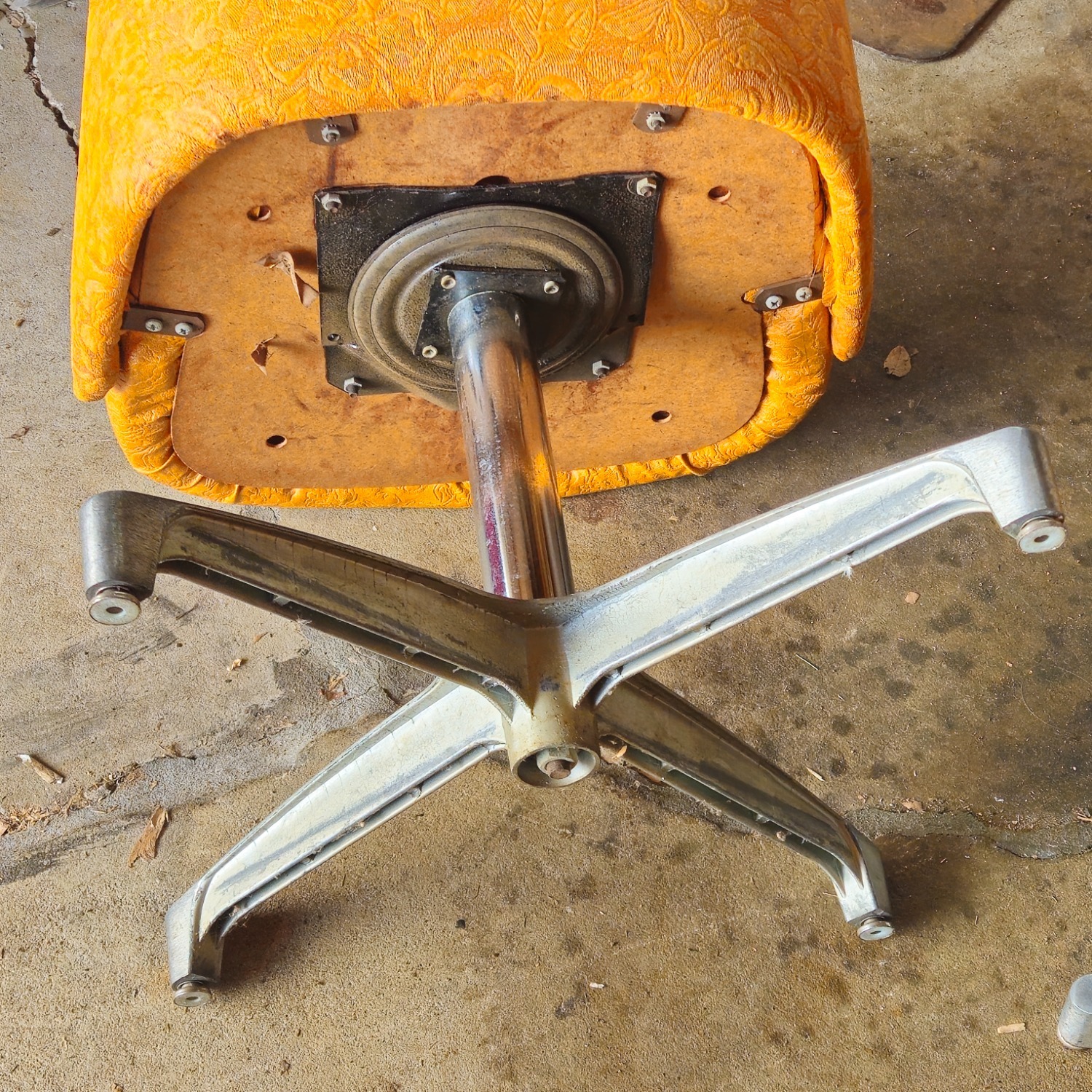 Chromcraft Dining Set with Leaf and 4 Chairs - image-9