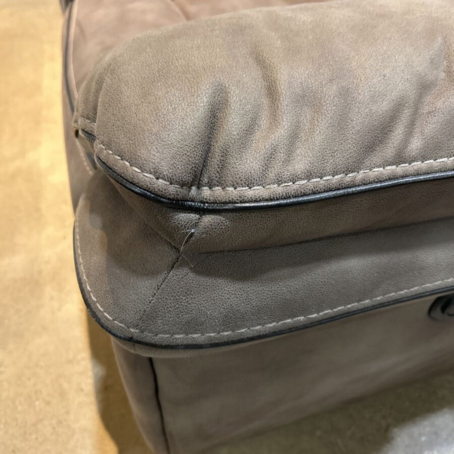 Microfiber Dual Power w Center Console Loveseat - image-2