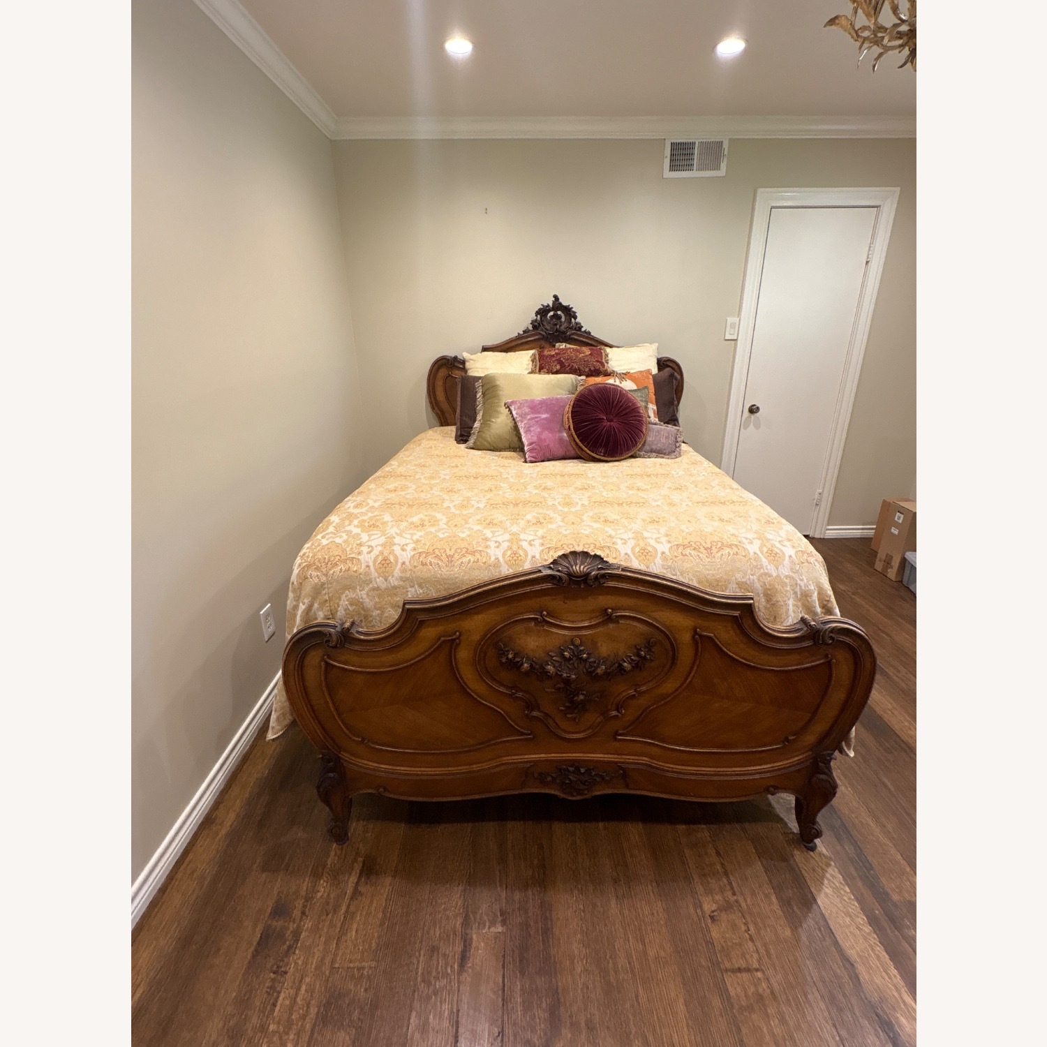 Elegant French Louis XV hand-carved Bed - image-7